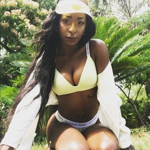 Meet your Posher, Abi